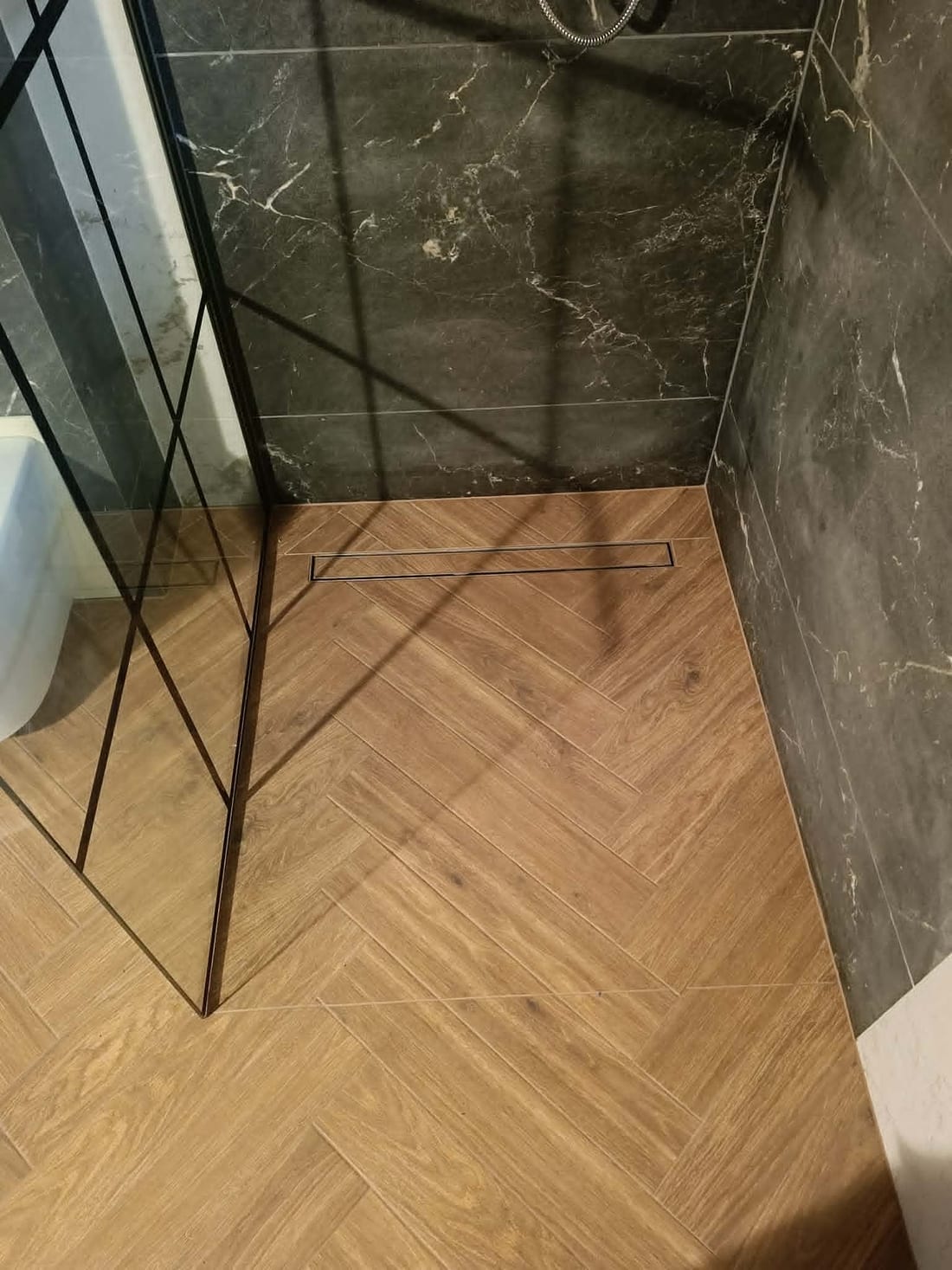 Podłoga z gresu drewnopodobnego ułożona w jodełkę