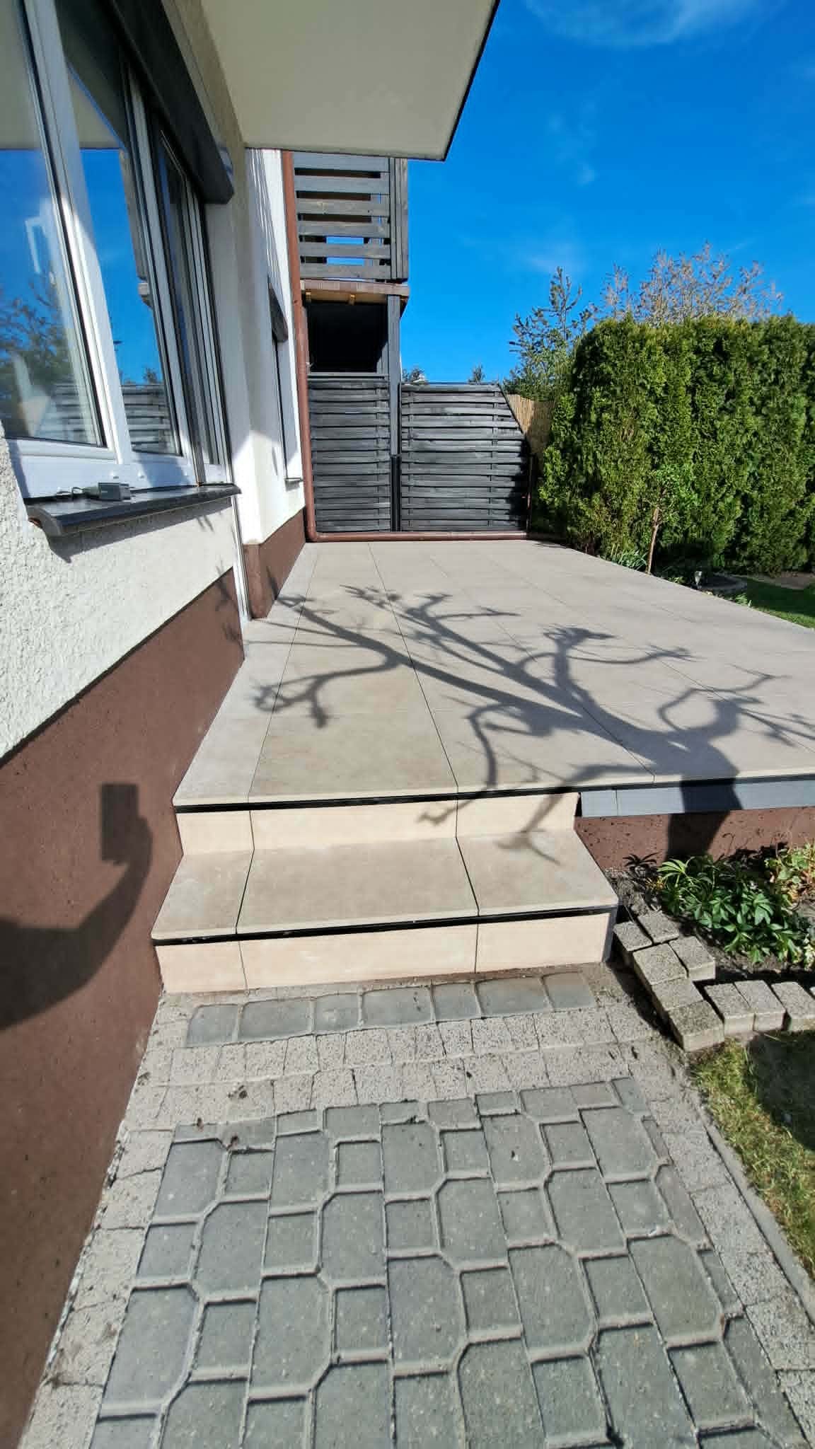 Taras wyłożony gresem ze schodami